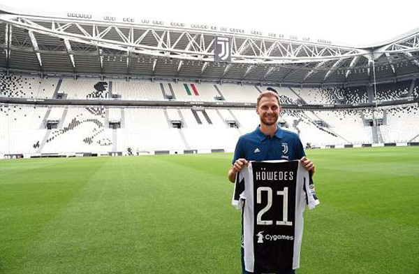 首圈，维斯塔潘起步良好抢到首位，皮亚斯特里挤进内线并过掉诺里斯上至第2，诺里斯第3。