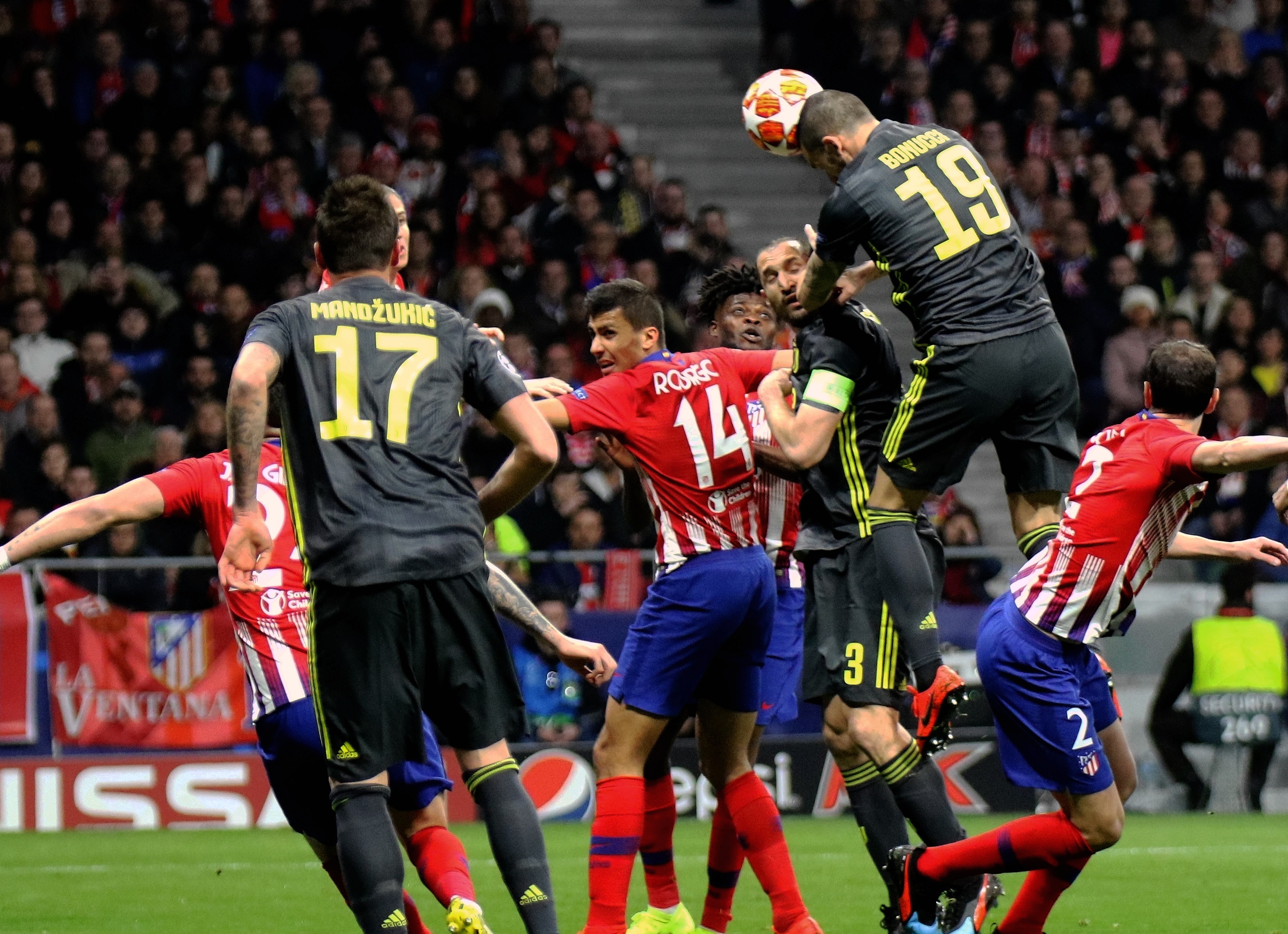 咔咔一顿扣！克里斯17中11&罚球9中6砍下28分8板4助2断